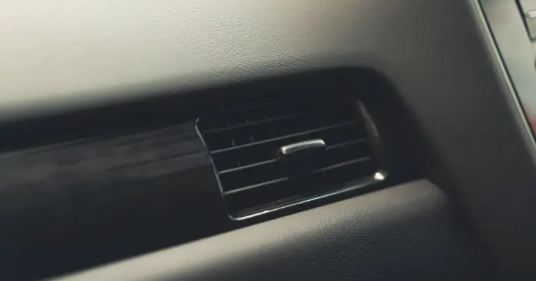 Saída de ar-condicionado no painel do carro