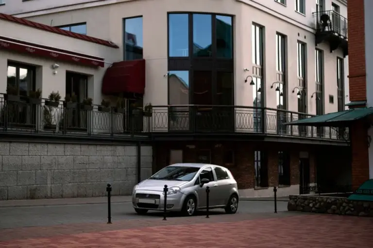 Carro compacto estacionado em rua da cidade