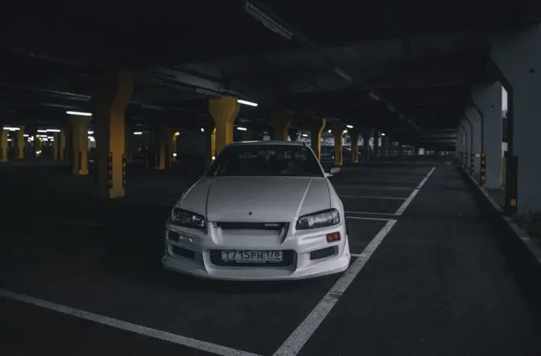 Vaga de estacionamento vazia à noite na cidade
