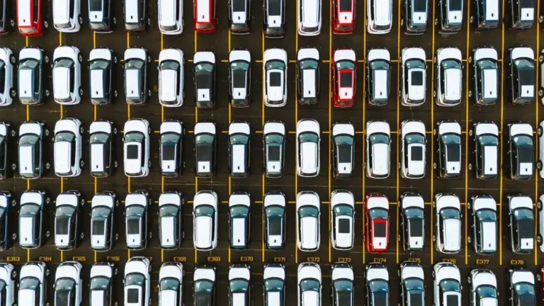 Vista aérea de fileiras de carros usados estacionados