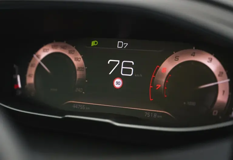 Painel digital exibindo a quilometragem de um carro usado