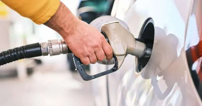 Pessoa abastecendo o carro com combustível no posto