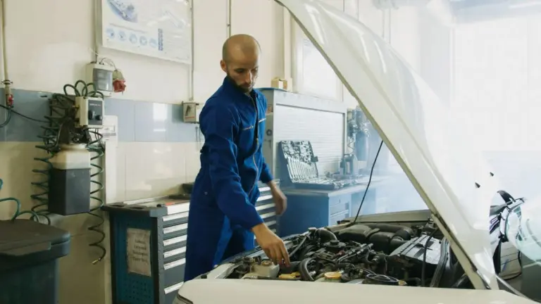 Pessoa inspecionando carro usado antes de comprar