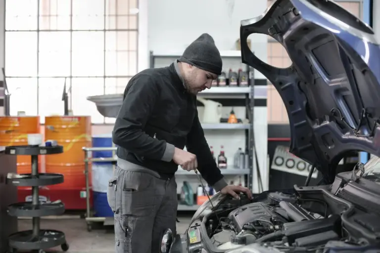 Mecânico verificando motor de carro usado