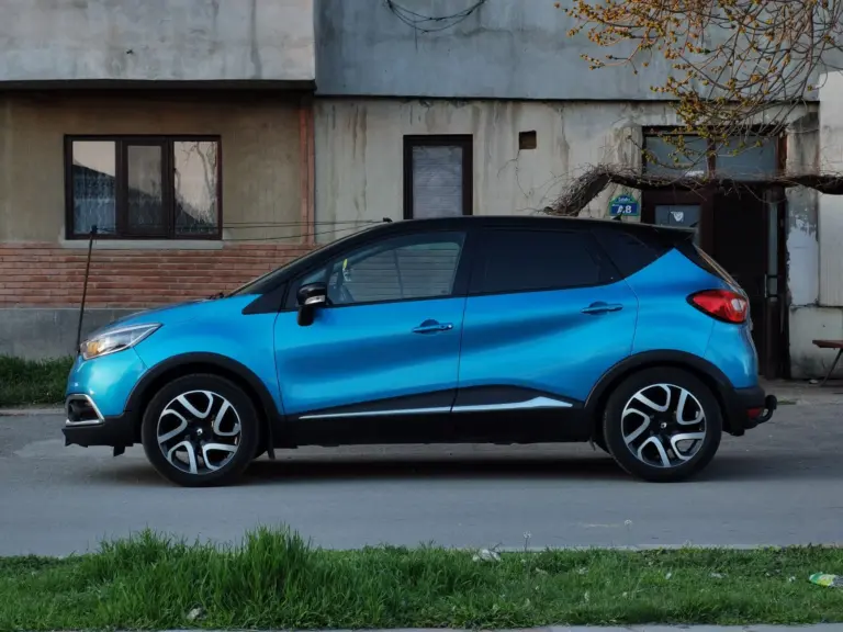 SUV compacto crossover em rua