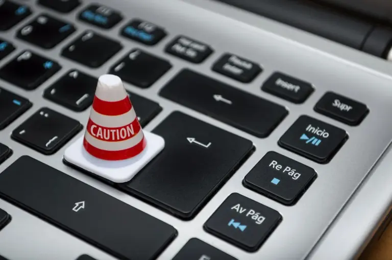 Cone de alerta simbolizando cuidado com golpe online