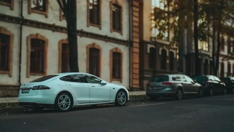 Carro sedã estacionado em rua urbana