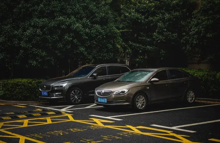 Carros de categorias diferentes estacionados na rua