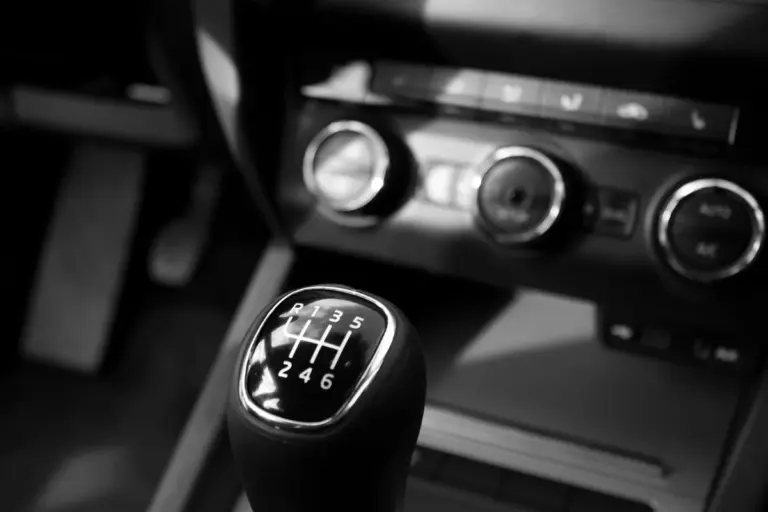 Alavanca de câmbio manual dentro de um carro usado