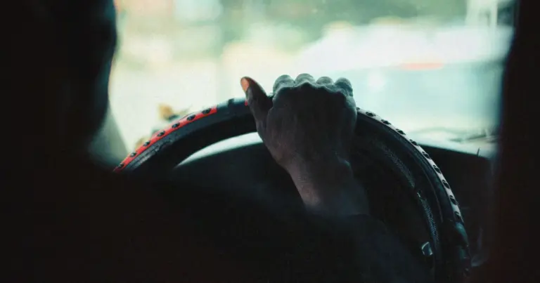 Mãos no volante durante a direção na cidade