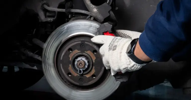 Mecânico segurando disco de freio do carro