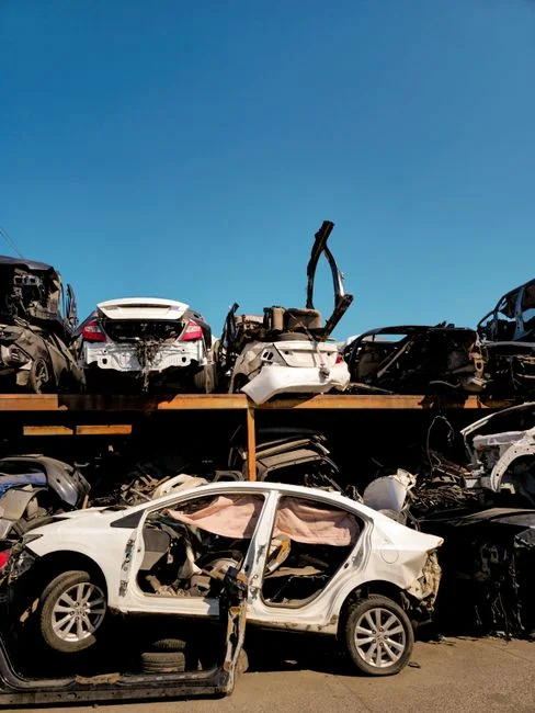 Carro severamente danificado em pátio de reboque