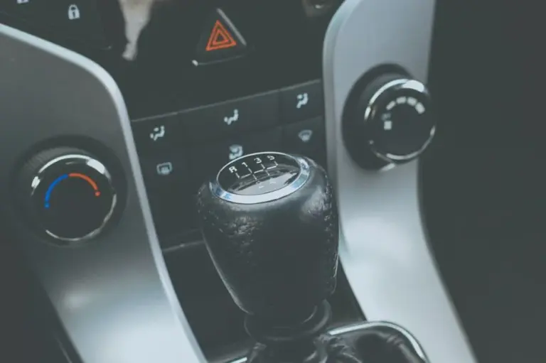 Detalhe do câmbio manual dentro do carro