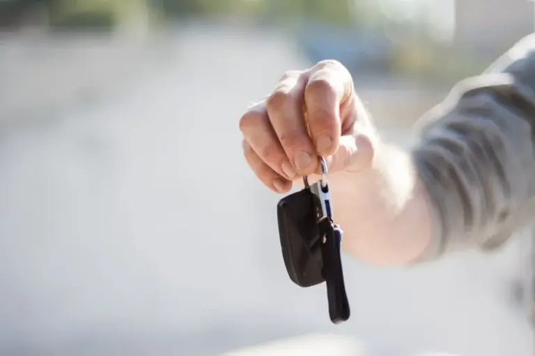 Mão segurando a chave do carro