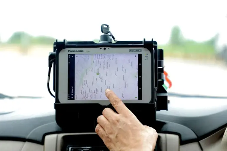 Dispositivo GPS instalado no painel de um carro