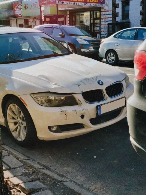 Dois carros envolvidos em uma pequena colisão na rua