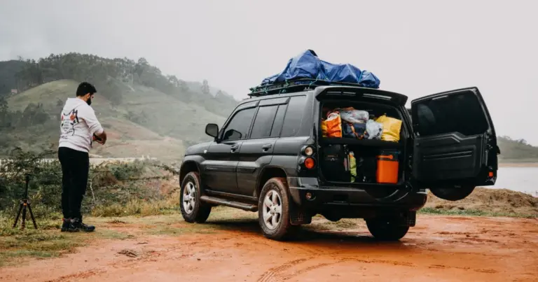 SUV carregado para viagem em paisagem rural