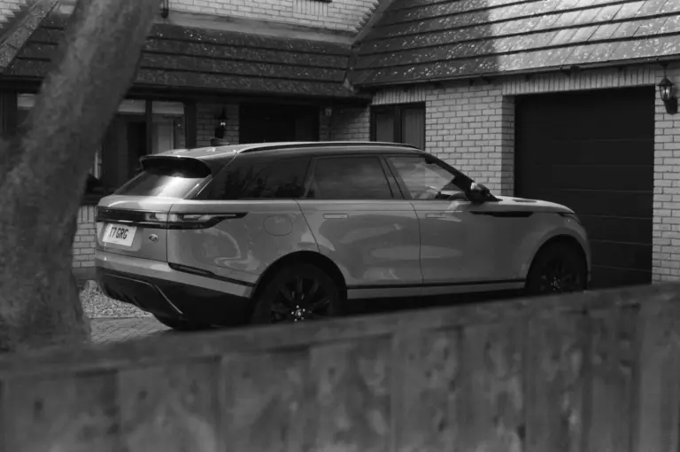 SUV familiar estacionado em garagem