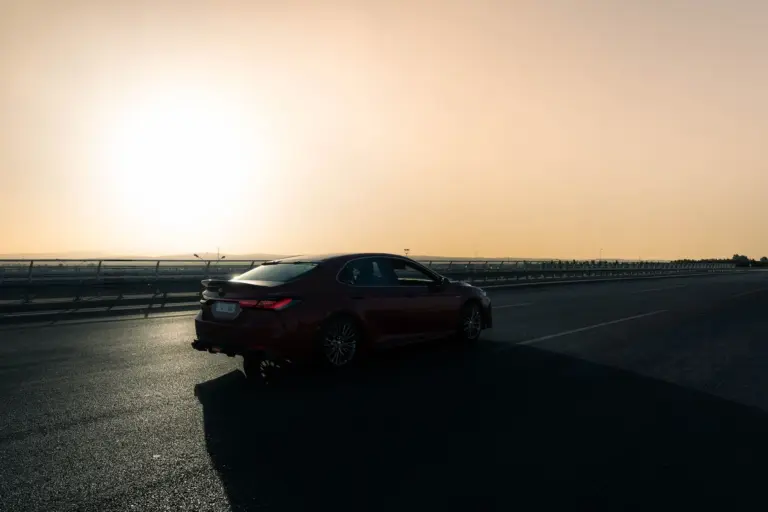 Carro sedã dirigindo em rodovia