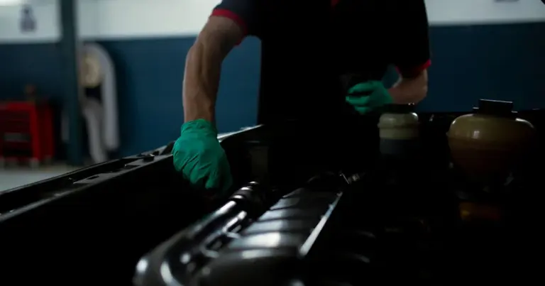 Mecânico trocando o óleo do motor