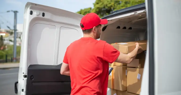 Entregador carregando caixas para dentro da van