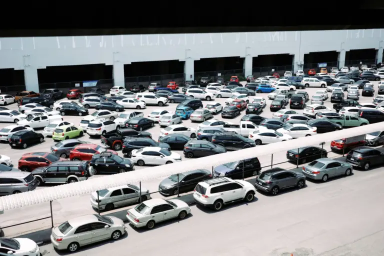 Carro compacto estacionado em rua da cidade